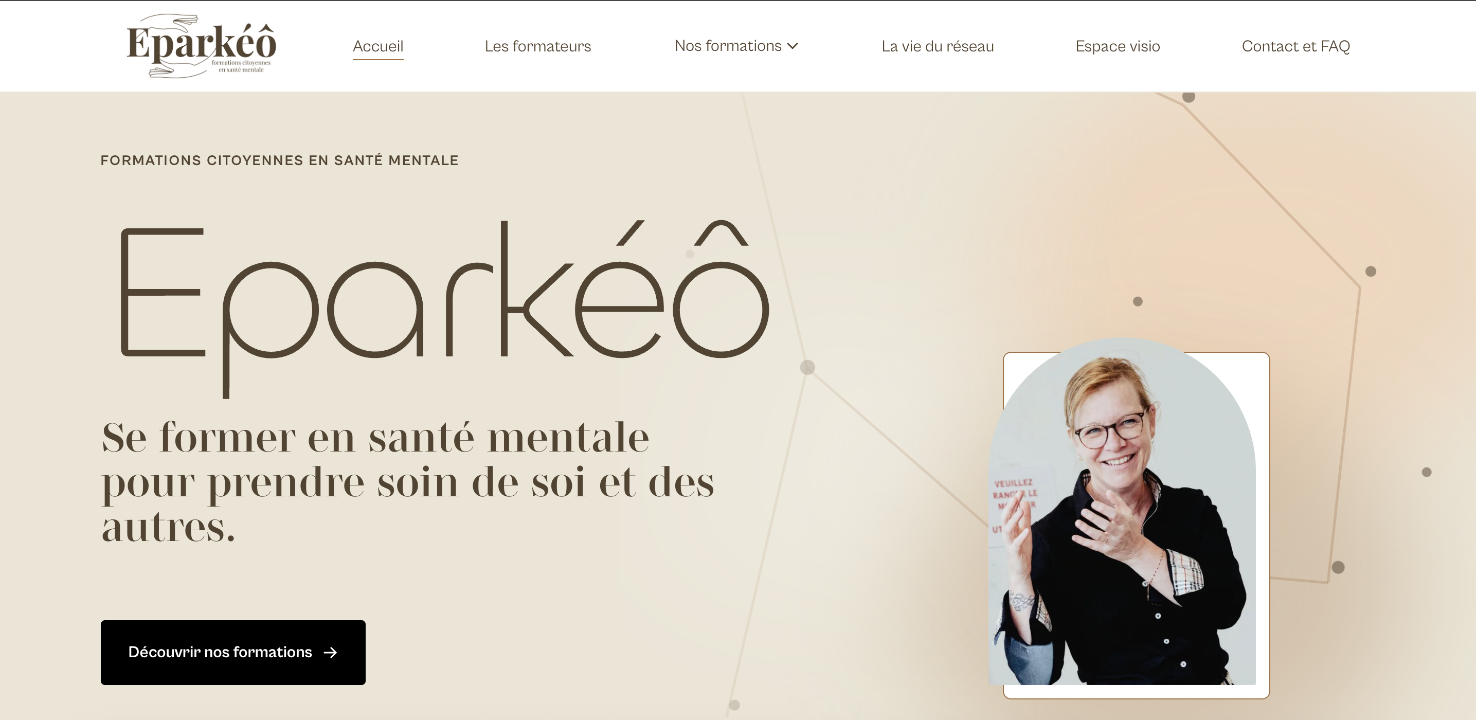 Homepage of the Eparkéô site, warm beige palette, the Eparkéô wordmark and Séverine's portrait.
