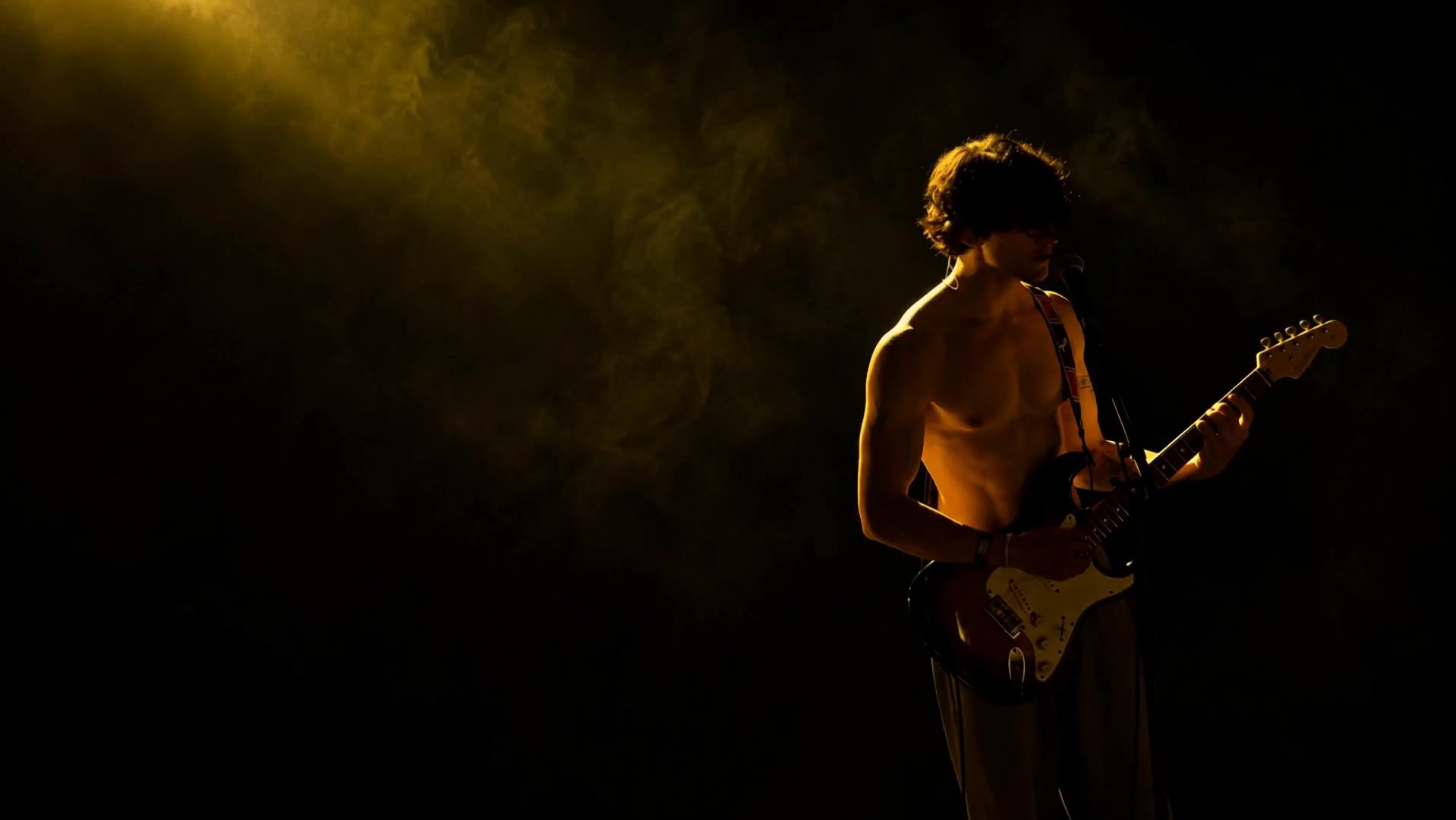 Axel Gregorcik performing live, on guitar.